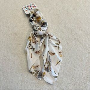 NWT Marta Scrunchie Bow White Floral Hair Tie